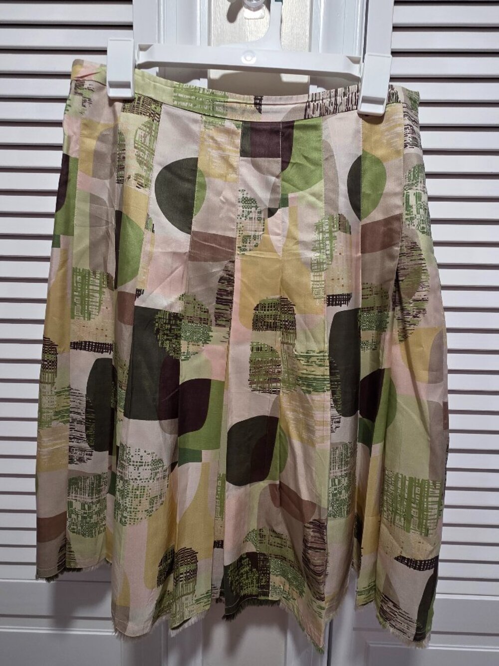 Banana Republic Skirt Womens Sz 6 Green Silk Abstract Print Pleated Frayed Hem